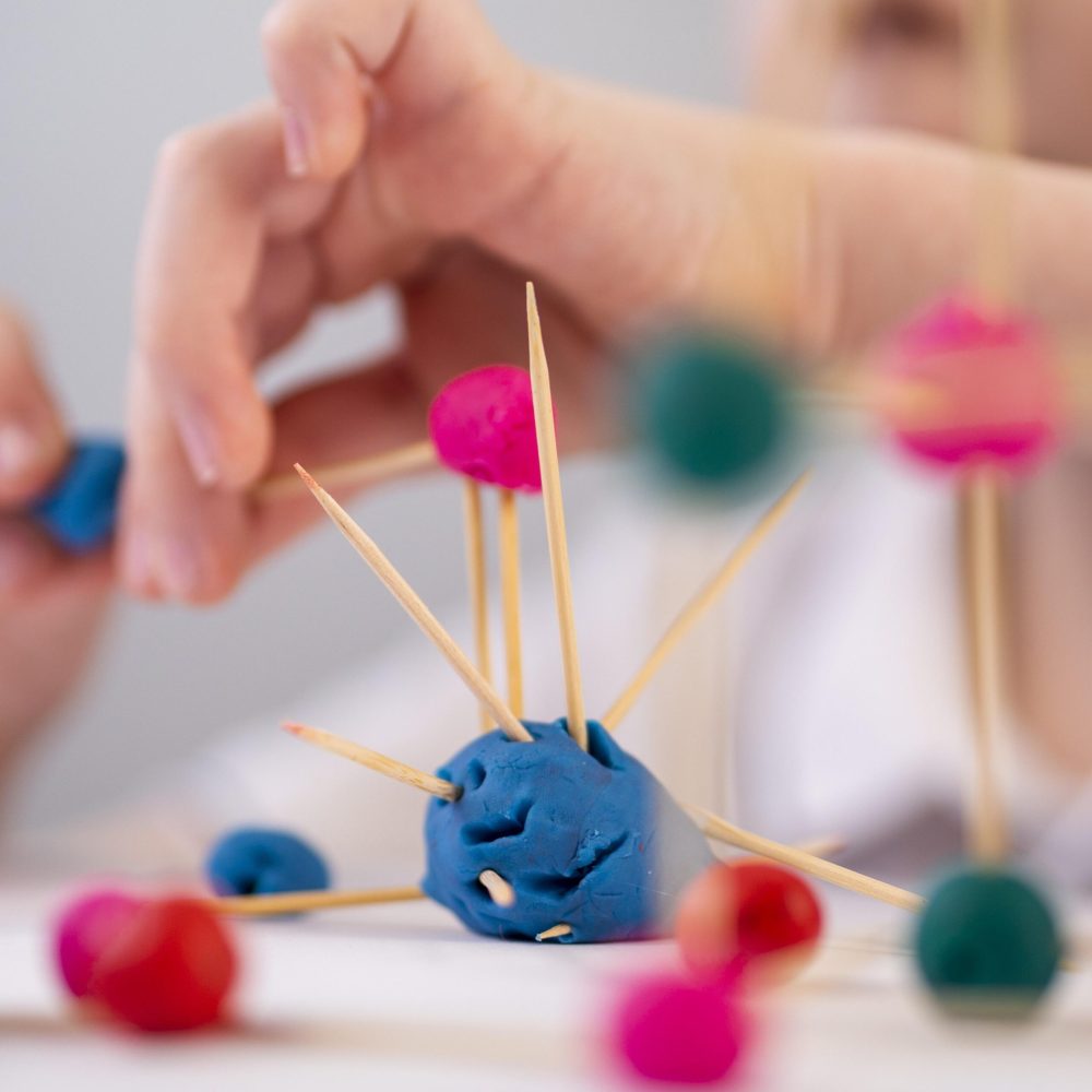 maly-chlopiec-bawi-sie-ciekawa-gra