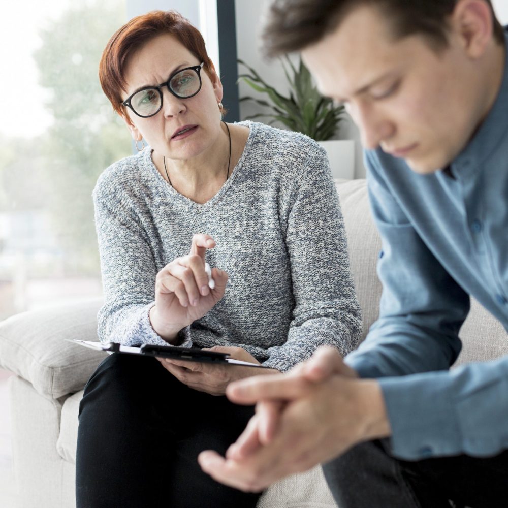 widok-z-przodu-psychologa-konsultacji-z-pacjentem