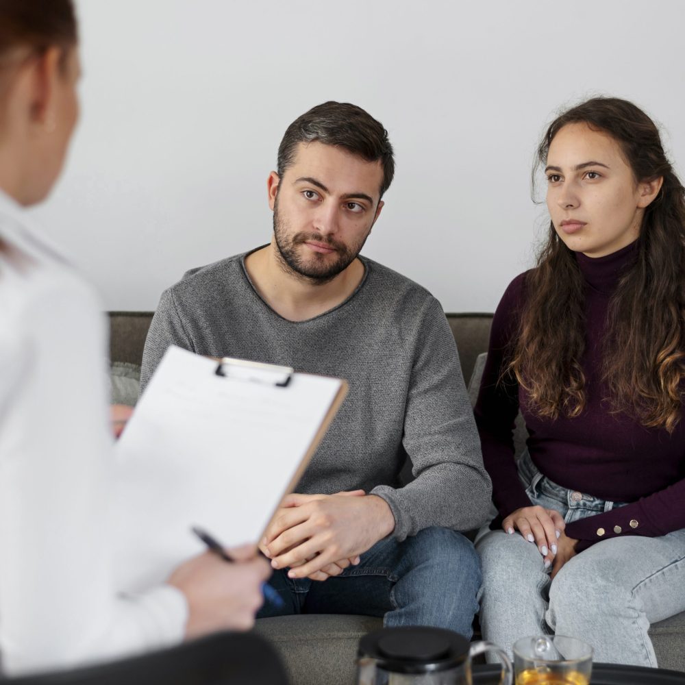 zblizenie-osob-rozmawiajacych-z-terapeuta